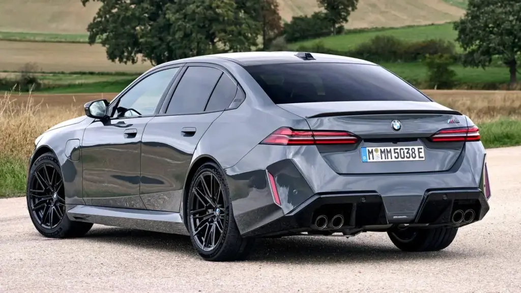 2026 BMW M5 Hybrid Revealed with 727 HP Power & Luxury Comfort – Early Booking Benefits Announced 4 2026 BMW M5 Hybrid Booking Benefits